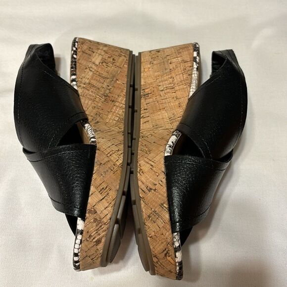 Dakota Chase size 6.5 open so platform wedge sandal.  Worn once inside only - Picture 2 of 9